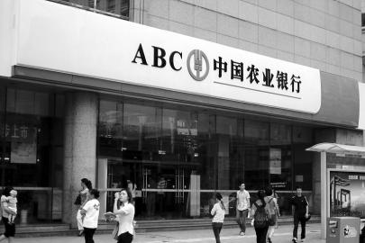 网传的11月底银行停贷消息是否属实?对此调查了工商银行、中国农业银行等20家银行。调查发现:银行方面普遍表示没有听说停贷事宜,但不少银行的业务经理都表示,年底银行的额度的确比较紧张,也有可能会有银行停止贷款。